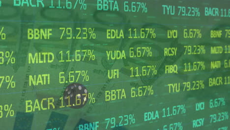 animación del procesamiento de datos financieros sobre dados y billetes en euros sobre fondo verde