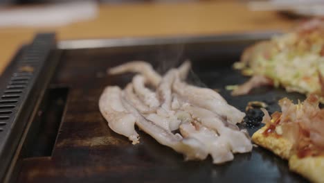 calamares a la parrilla con yakisoba, primer plano