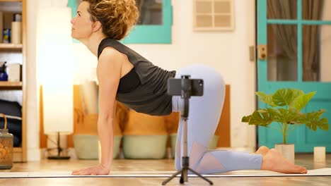 Frau-Macht-Marjaryasana-Asana,-Während-Sie-Im-Online-Kurs-Yoga-Praktiziert