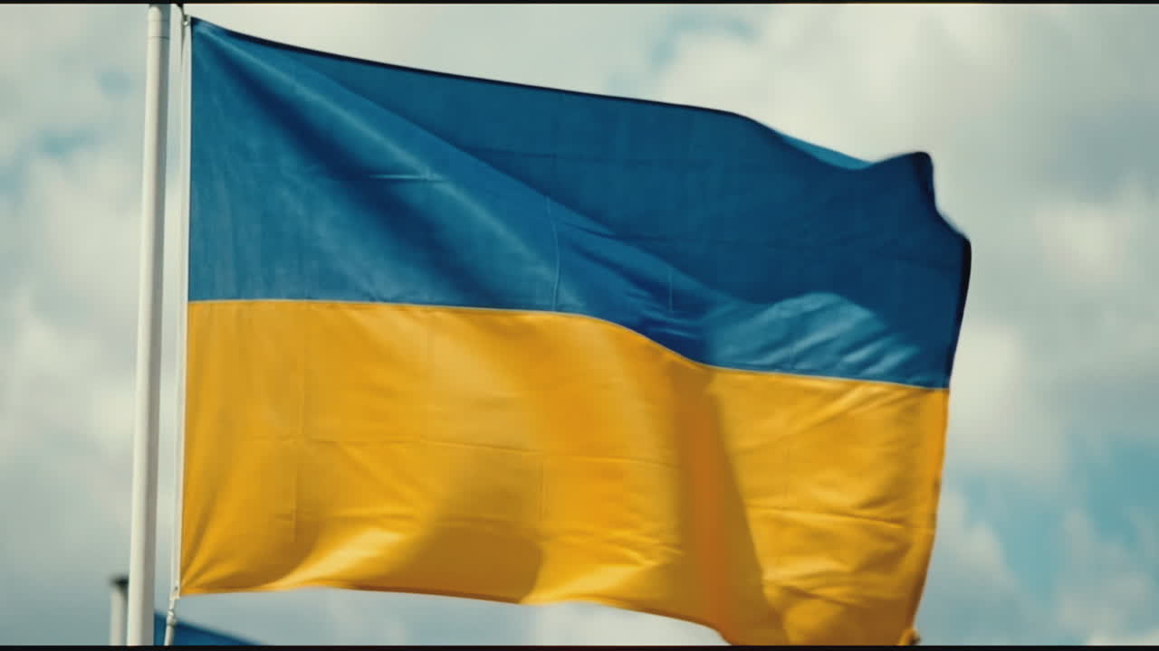 Bandiera ucraina che sventola al vento contro un cielo nuvoloso