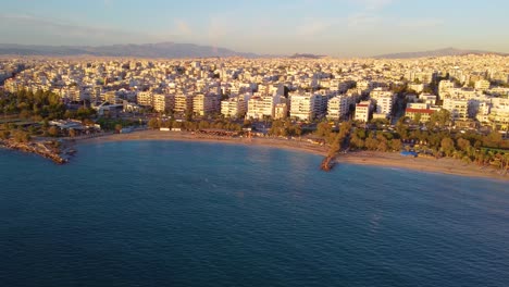 Suburbio-Costero-Iluminado-Por-El-Sol-En-La-Ciudad-Costera-De-Atenas-En-Grecia