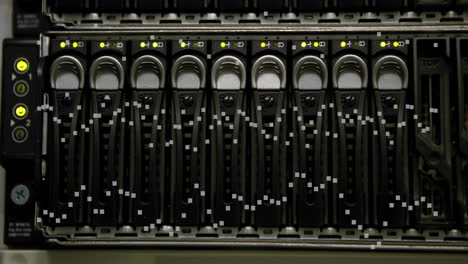 rack de servidor con luces parpadeantes y animación de procesamiento de datos sobre discos duros