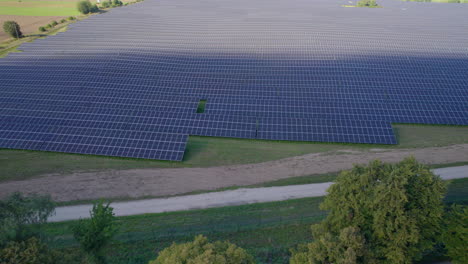 Vista-Aérea-De-Filas-De-Granja-Solar-Fotovoltaica-Con-Tiro-Descendente,-Inclinación-Hacia-Arriba