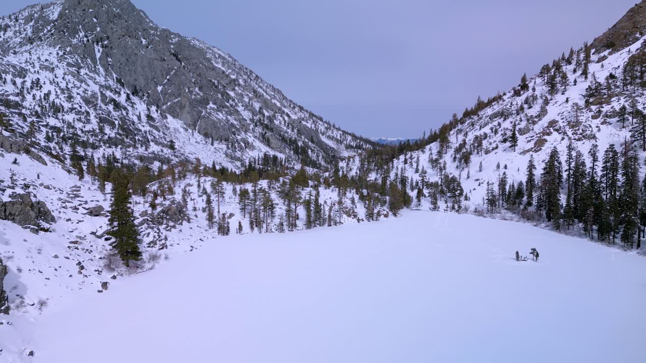 vista aérea del lago eagle y las montañas lejanas, desierto desolado, lago tahoe, california