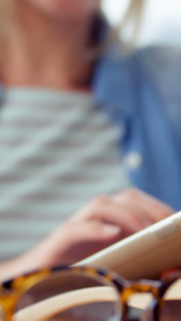 mujer de negocios usando una tableta digital en su escritorio