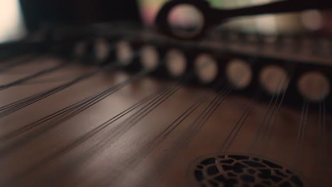 instrumento de música clásica de dulcimer de martilleo de cuerdas, cámara lenta de cerca