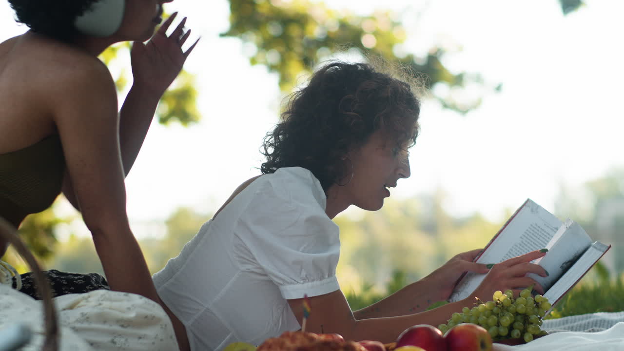 una pareja disfrutando juntos en el parque.