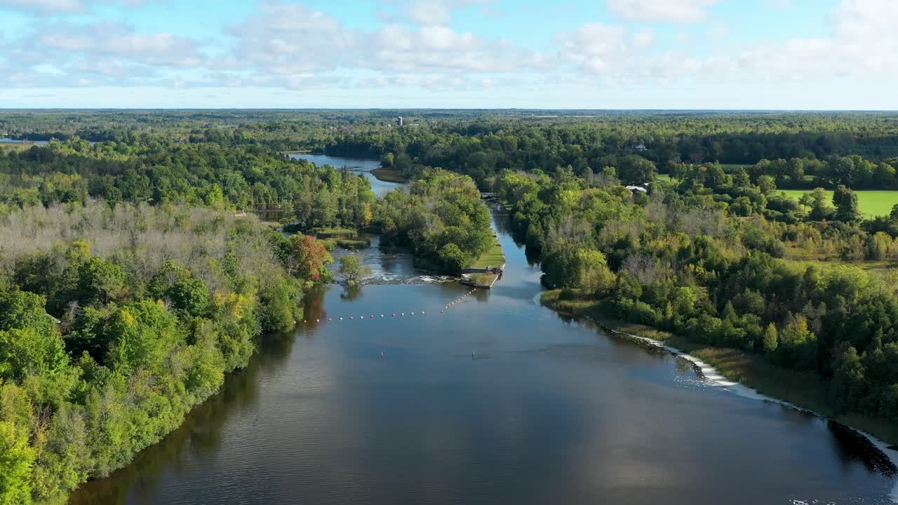 Fiume Rideau che si snoda attraverso la campagna vicino a Ottawa