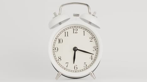 reloj de alarma aislado sobre un fondo blanco, hora del espectáculo 06.00.
