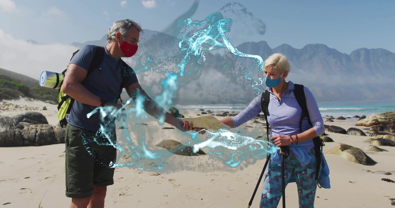 Coppia che tocca lo smartwatch sulla spiaggia con un rinoceronte olografico rotante per una demo tecnologica