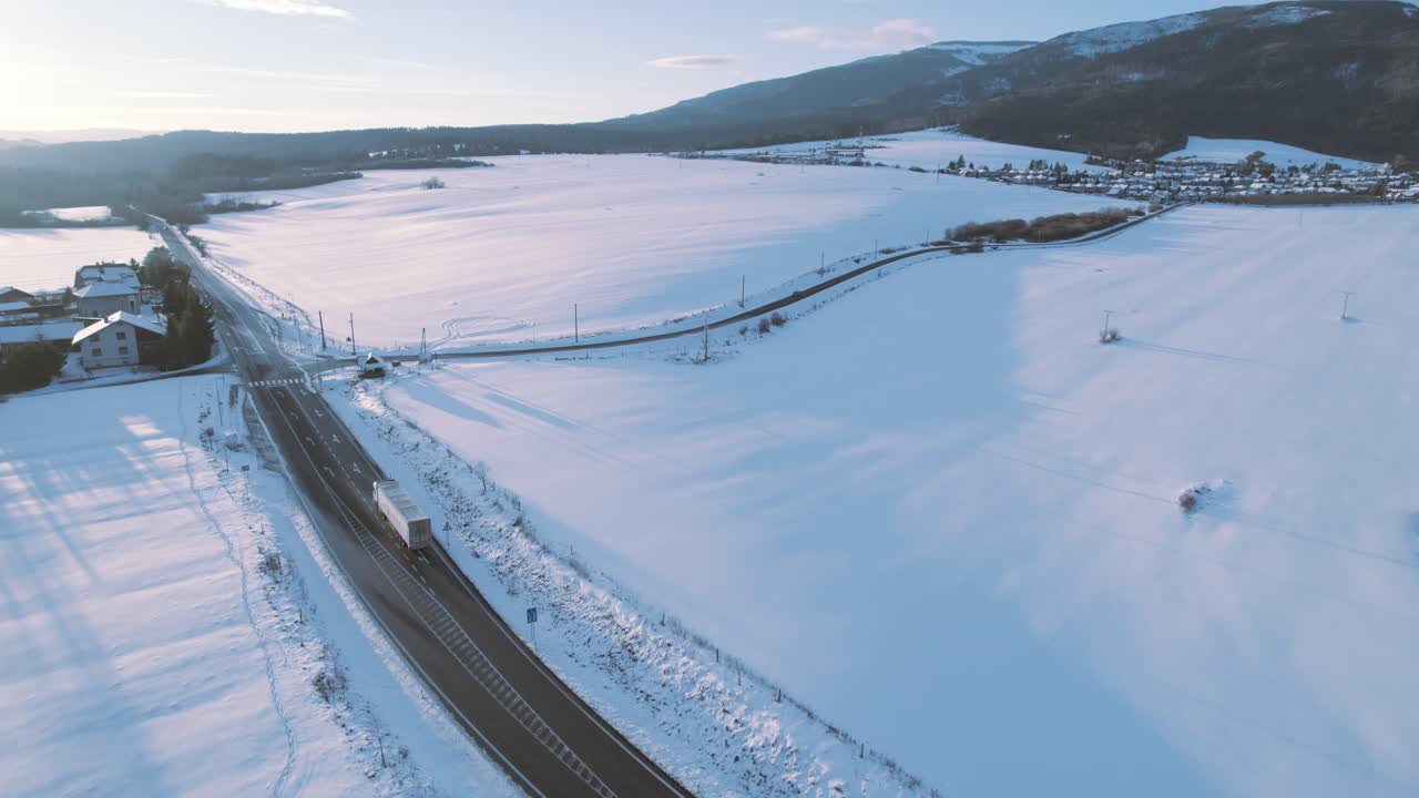 고속도로를 횡단하는 화물 트럭의 무인 항공기 보기