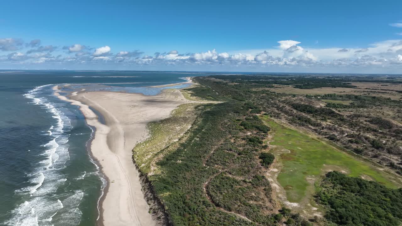 Smukt droneoptagelse flyvende over klitterne ved Burgh-Haamstede i Holland på en sommerdag.