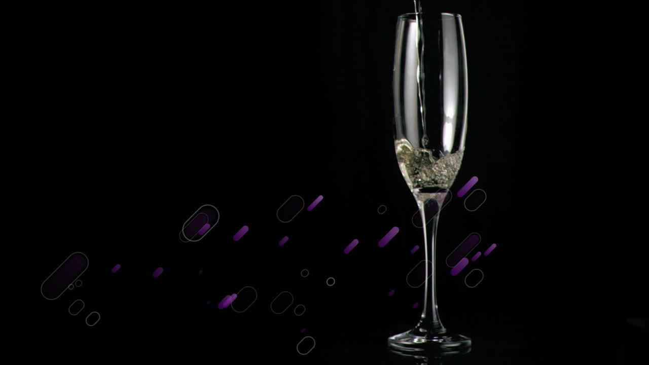 검은 바탕에 보라색 빛의 흔적이 있는 잔에  ⁇ 페인을  ⁇ 는 애니메이션