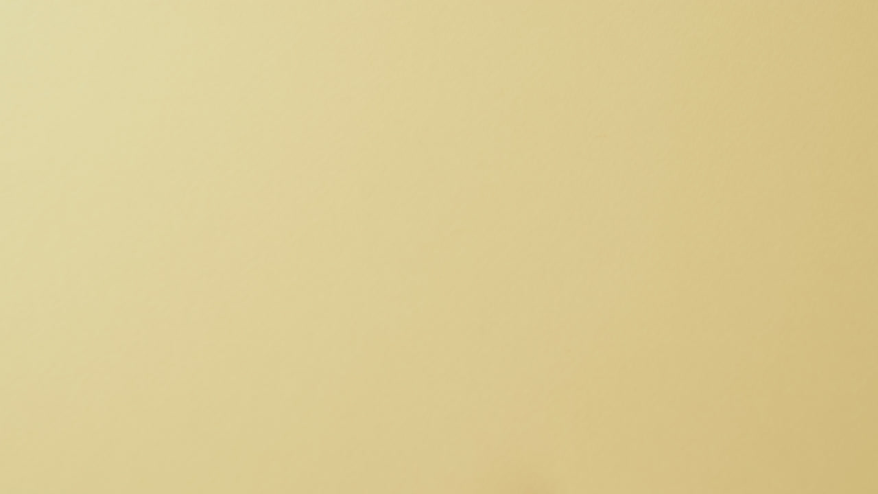 primer plano del modelo de avión blanco y el espacio de copia en fondo amarillo.