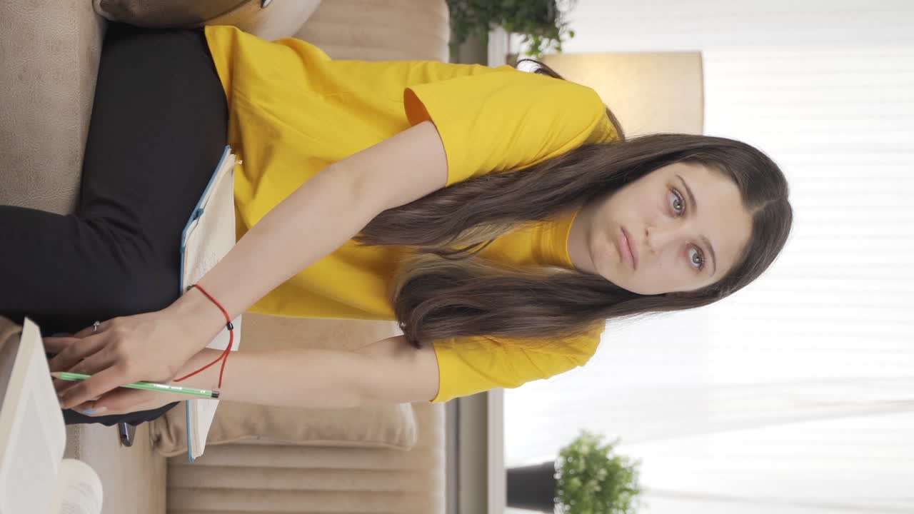 video vertical de libros y estudiante infeliz.