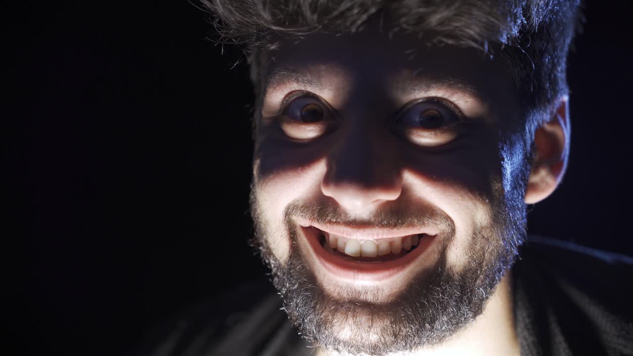 un hombre loco con enfermedad mental mirando a la cámara con una cara aterradora.