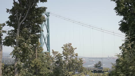 Blick-Auf-Die-Lions-Gate-Bridge-Vom-Aussichtspunkt-An-Einem-Sonnigen-Tag