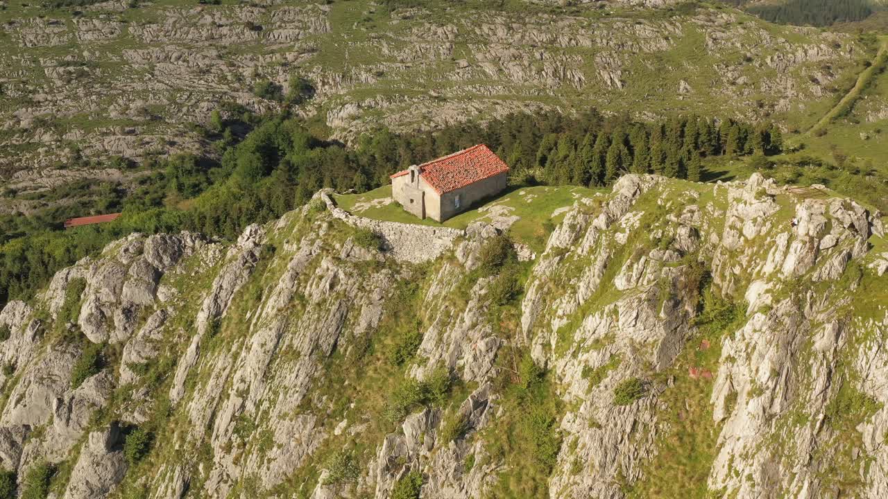 vista aérea de drones de la ermita de santa eufemia en la cima de una montaña en aulestia en el país vasco