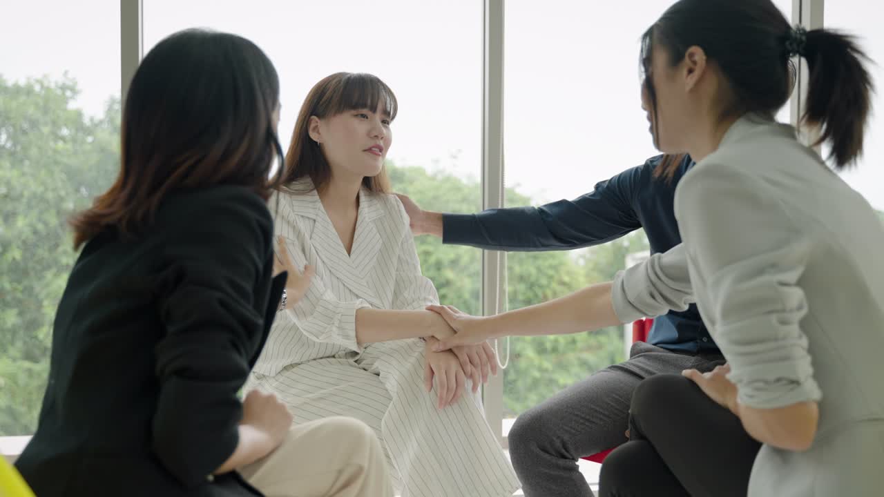 아시안 그룹 테라피는 그룹 내의 친구들의 문제를 듣고, 정신과 간호사, 심리 치료, 정신 건강.