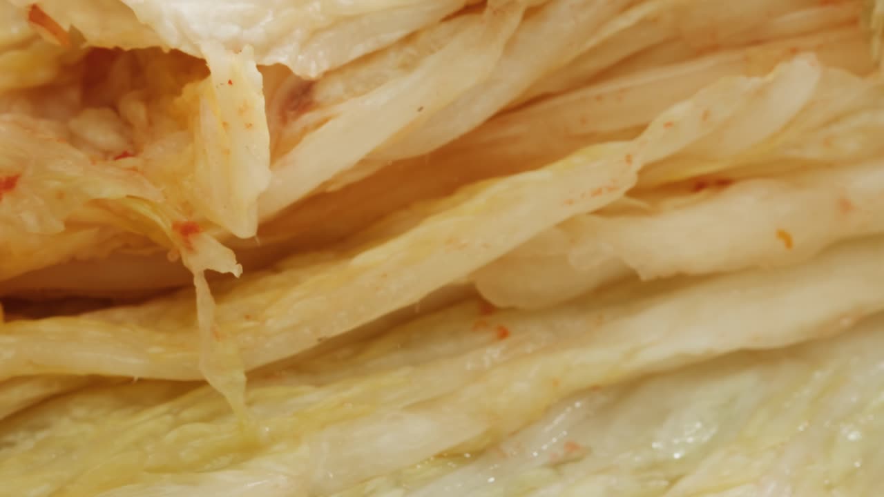 유리 항아리에 채소를 보존하는 캔에서 발효 된 매운 고추 김치의 질의 클로즈업. 향신료와 함께 발효 보존 된 김치 고추 매크로. 아시아 요리. 고품질 4k 영상