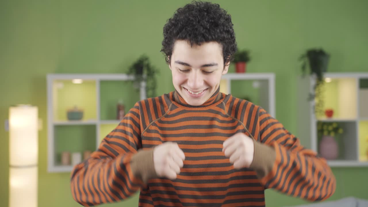 niño regocijándose con sorpresa y emoción.