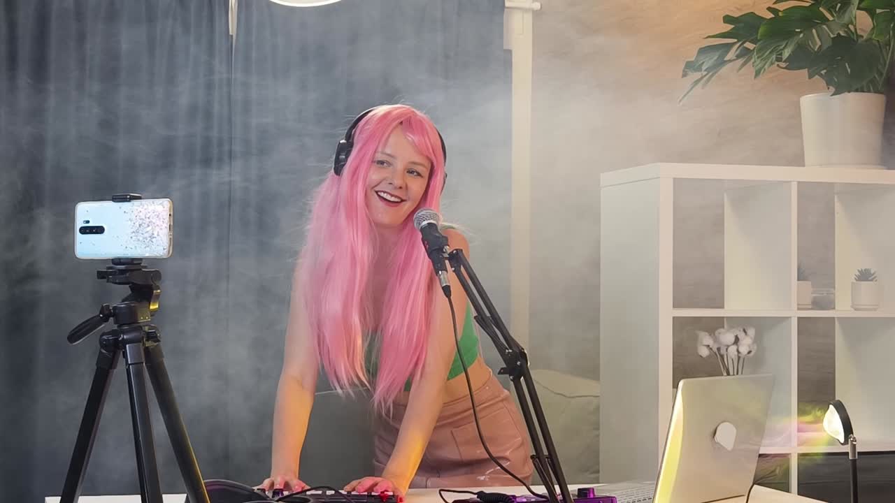 소셜 미디어에서 음악을 스트리밍하는 여성