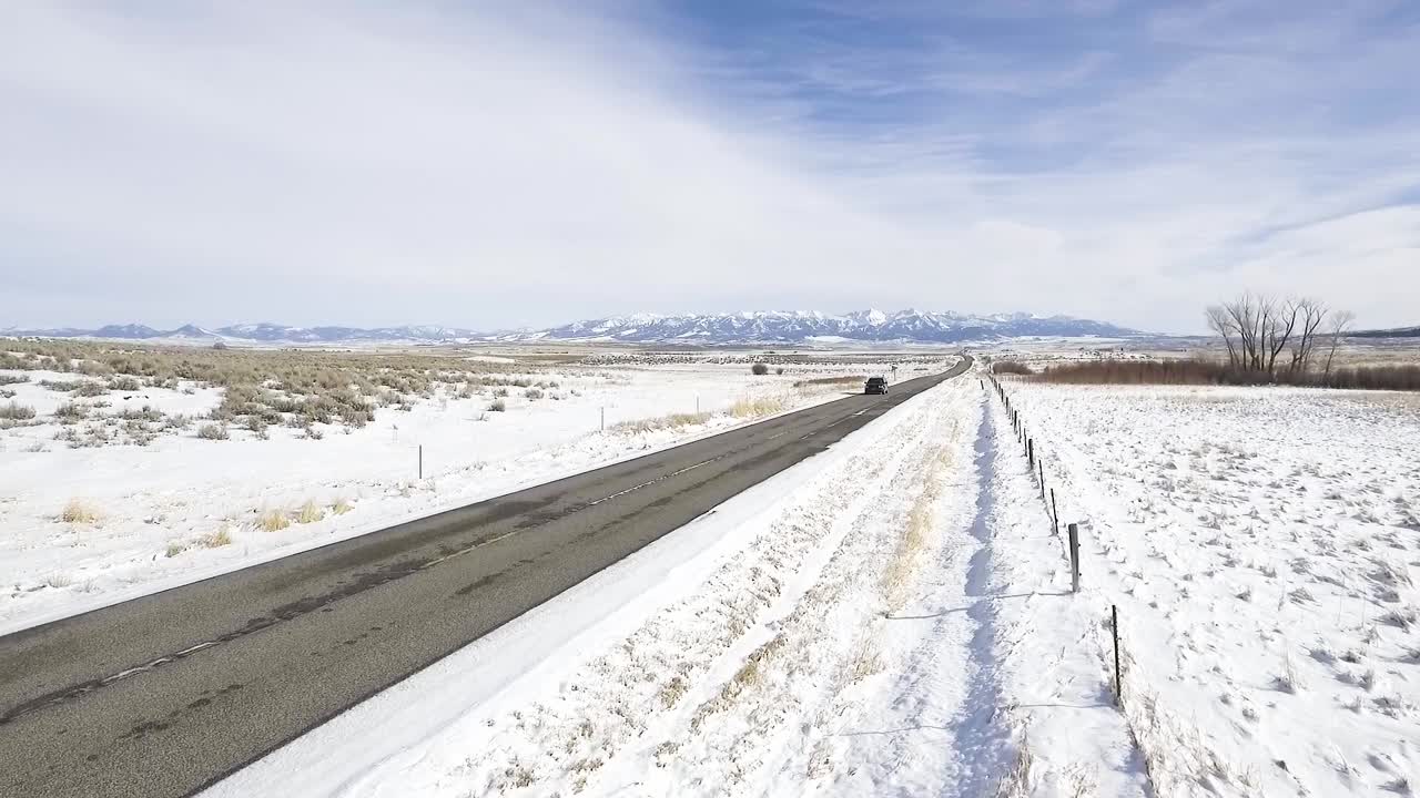 농촌 계곡 한가운데를 운전할 때 파란색 밴으로 드론 팬