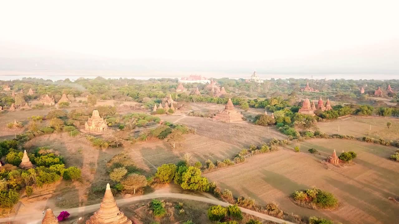 дронный снимок багана, в солнечный день в мьянме.