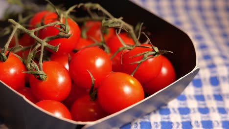 tomates de cereza frescos en una caja