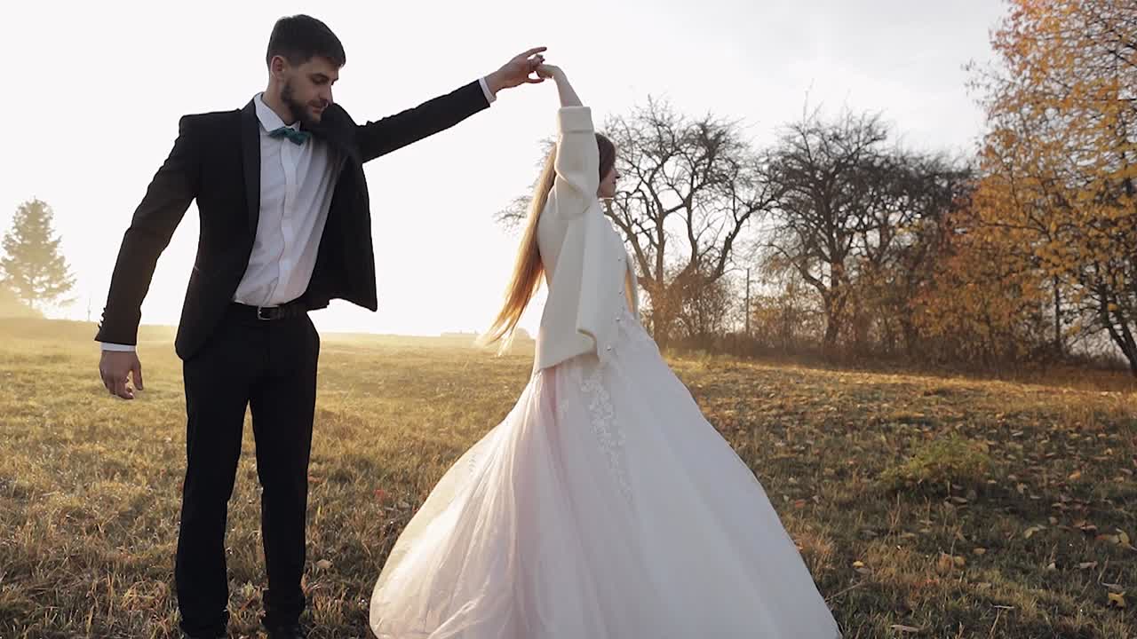Nygifte danser. Kaukasisk brudgom med brud om morgenen. Brudepar.