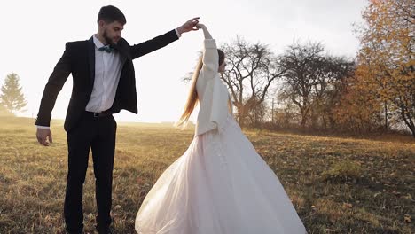 Recién-Casados-Bailando.-Novio-Caucásico-Con-Novia-Por-La-Mañana.-Pareja-De-Novios