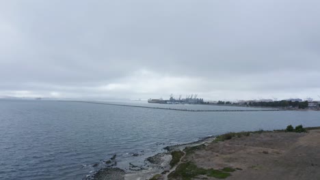día nublado y lluvioso sobre la bahía y los puertos de vela