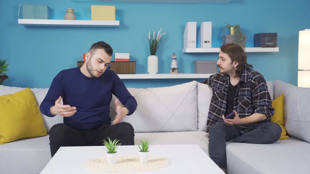 ⁇ 메이트들이 싸우고, 동의하지 않고, 집에서 논쟁하고 있습니다.