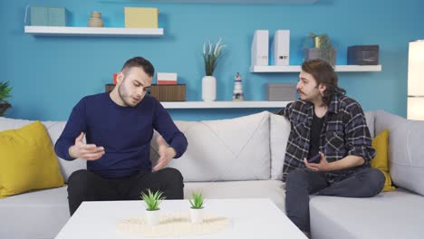 los compañeros de piso están peleando, en desacuerdo, discutiendo en casa.