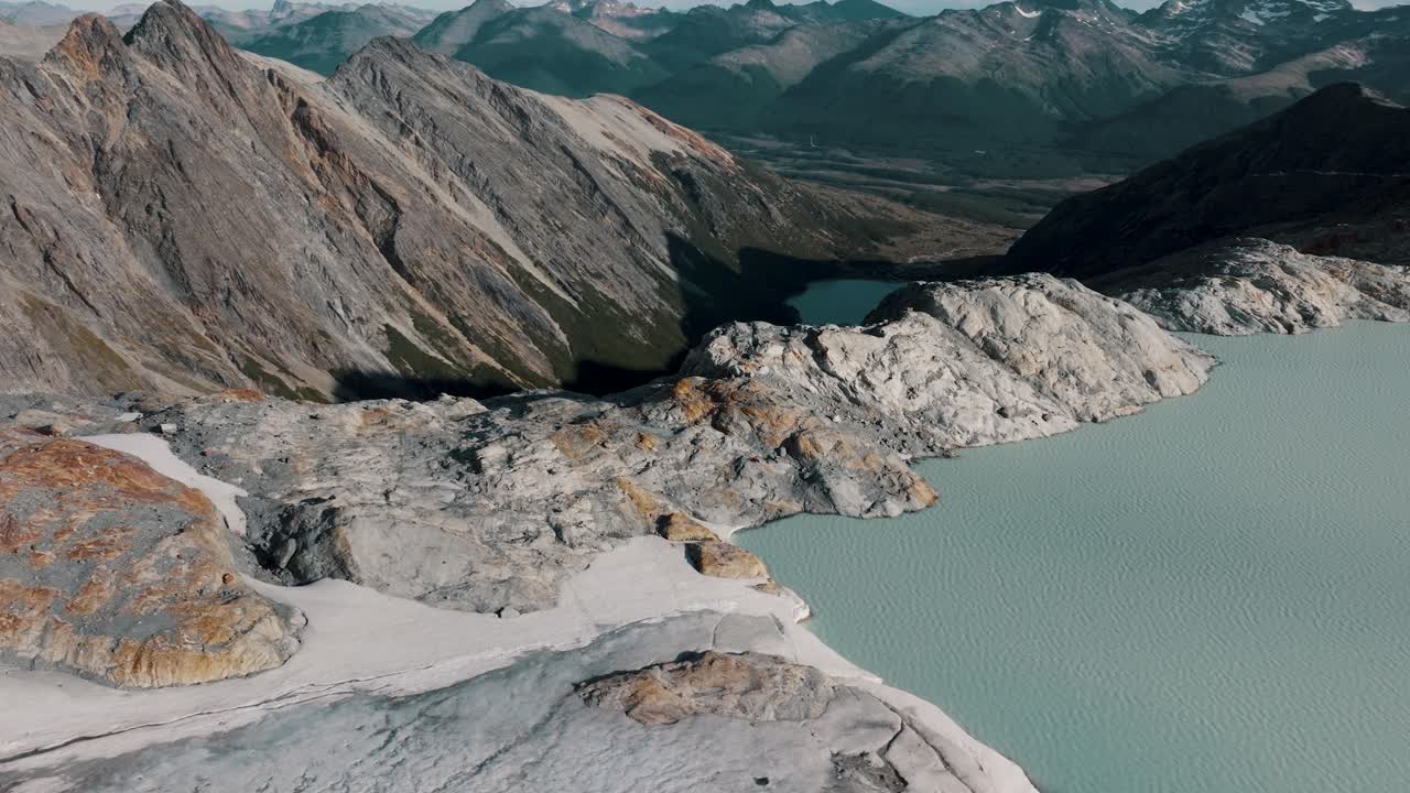 lago glaciar ojo del albino en tierra del fuego, argentina - toma aérea de un avión no tripulado
