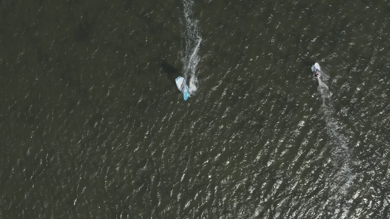 drone - toma aérea de un surfista en un mar azul, ondulado y ventoso en un día soleado, 25p