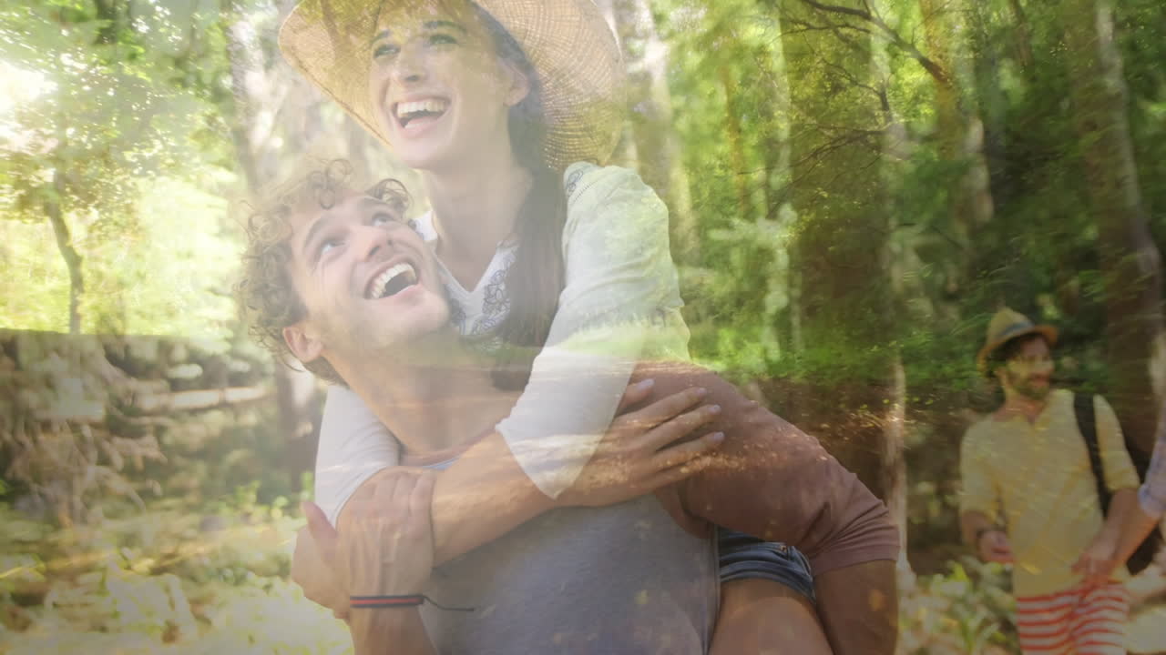 композитное видео лесной тропы против кавказского мужчины, катающегося на спине своей жены в лесу