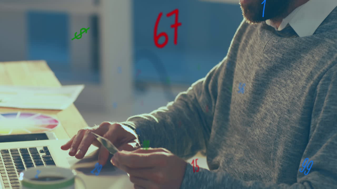 анимация цифр, изменяющихся и обрабатываемых человеком с помощью ноутбука