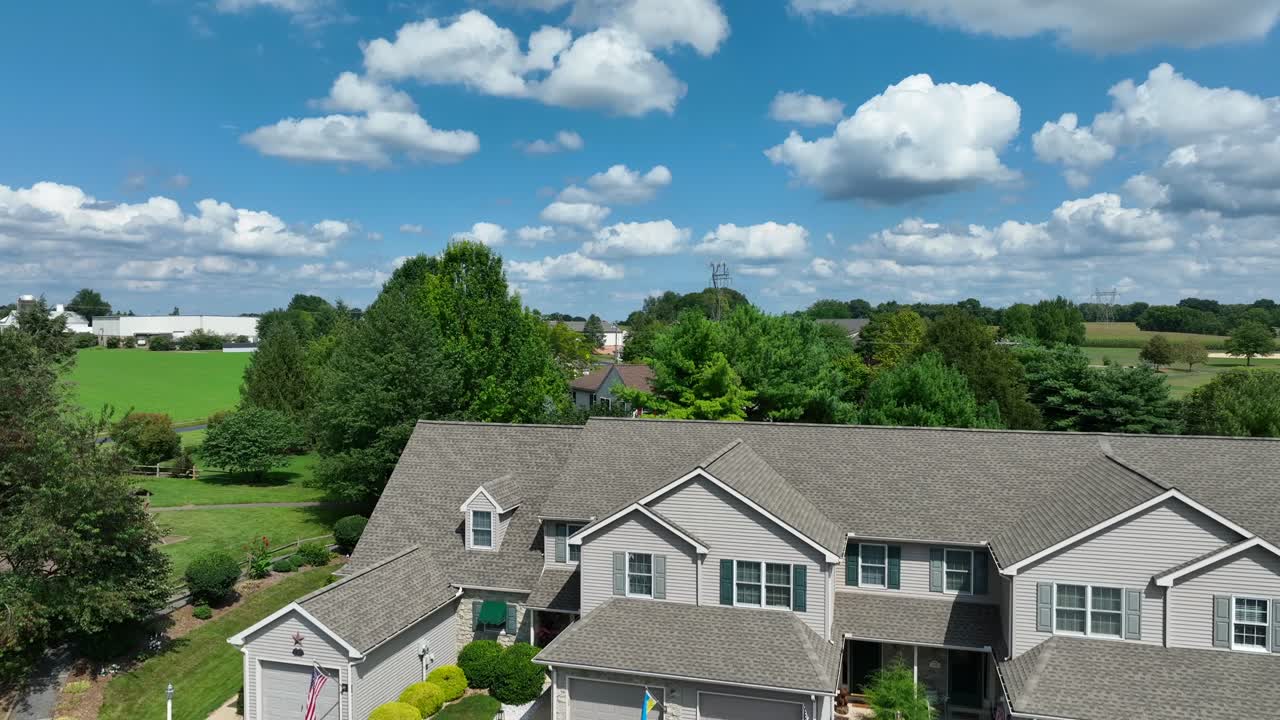 banderas estadounidenses y banderas de ucrania en casas adosadas en los suburbios de estados unidos