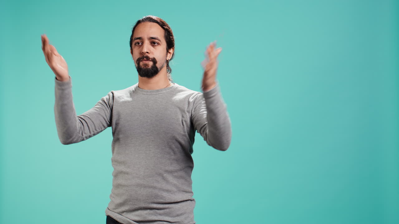 hombre cubriendo ojos, orejas y boca, imitando a tres monos sabios