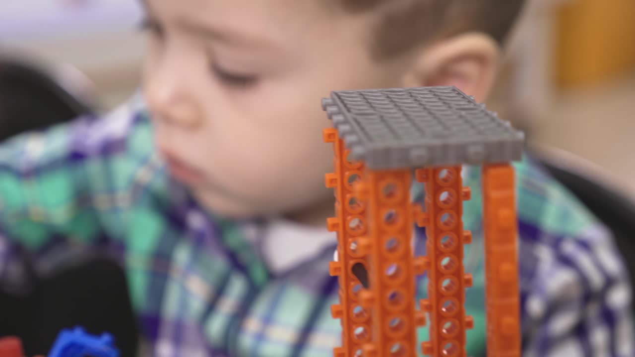 niño jugando con bloques de construcción