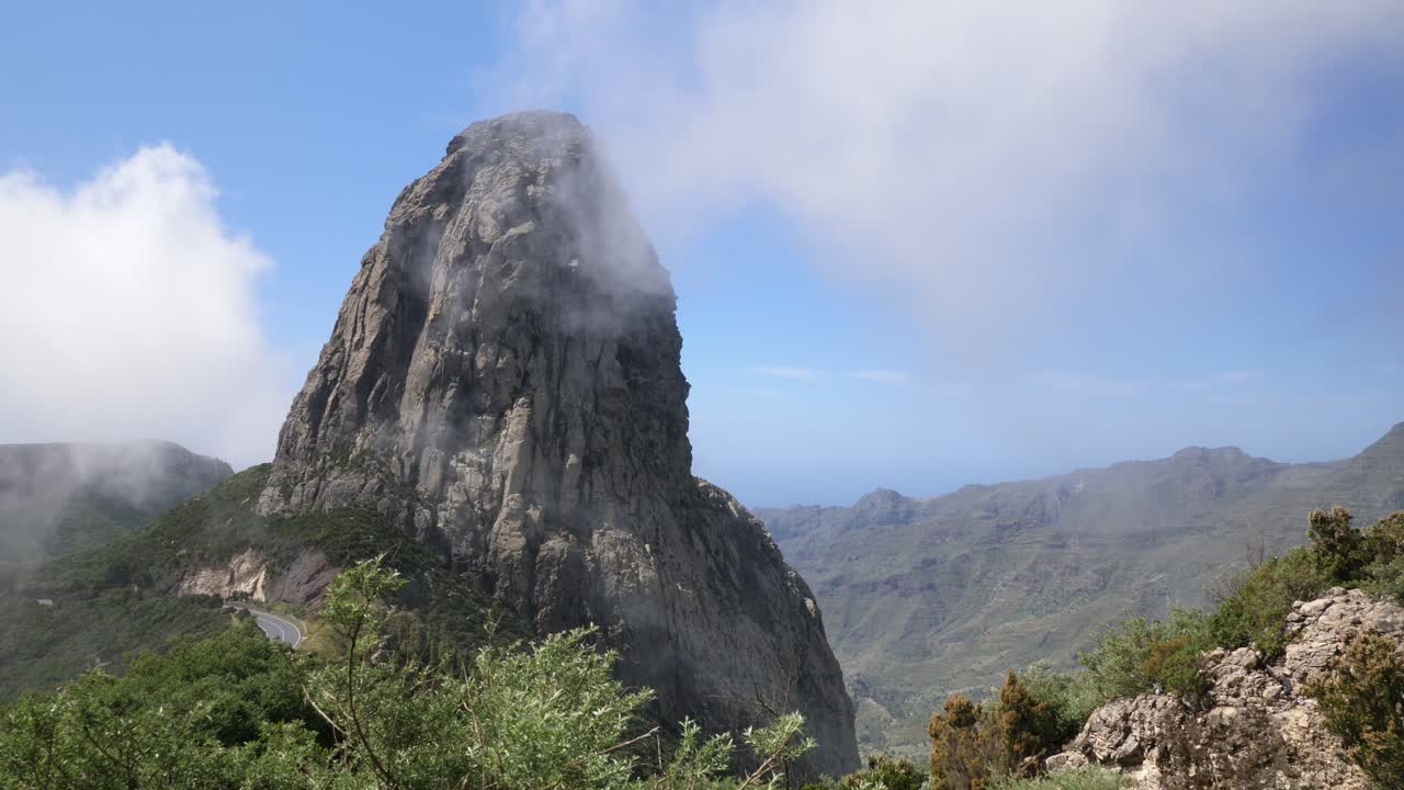 roque de agando o roque agando con nubes claras para revelarlo contra un cielo azul