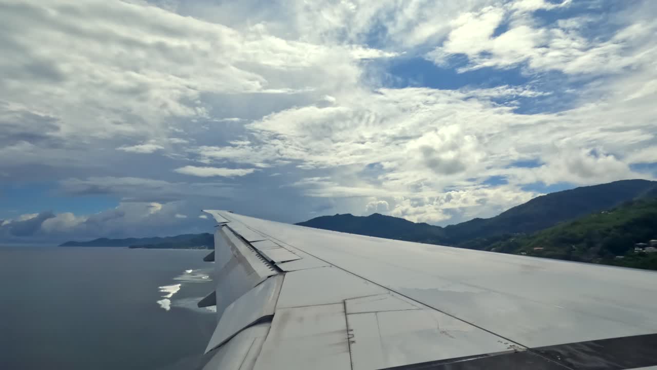 Avião pousando na ilha de Mahe, vista da asa do voo da Emirates de Dubai para Seychelles, 25fps 011