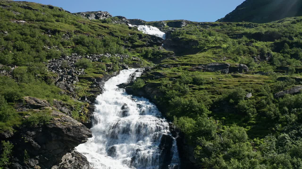 una de las hermosas cascadas en la región del fiordo de geiranger, noruega