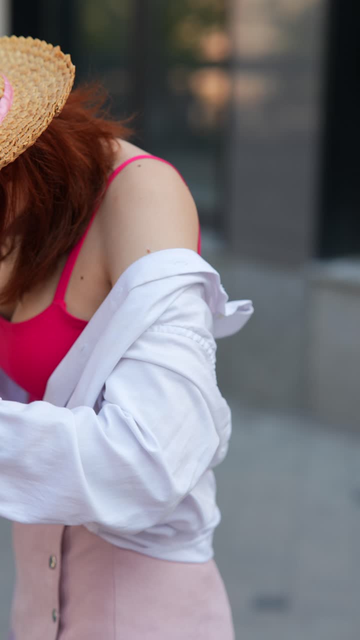 밖에서 웃는 여자