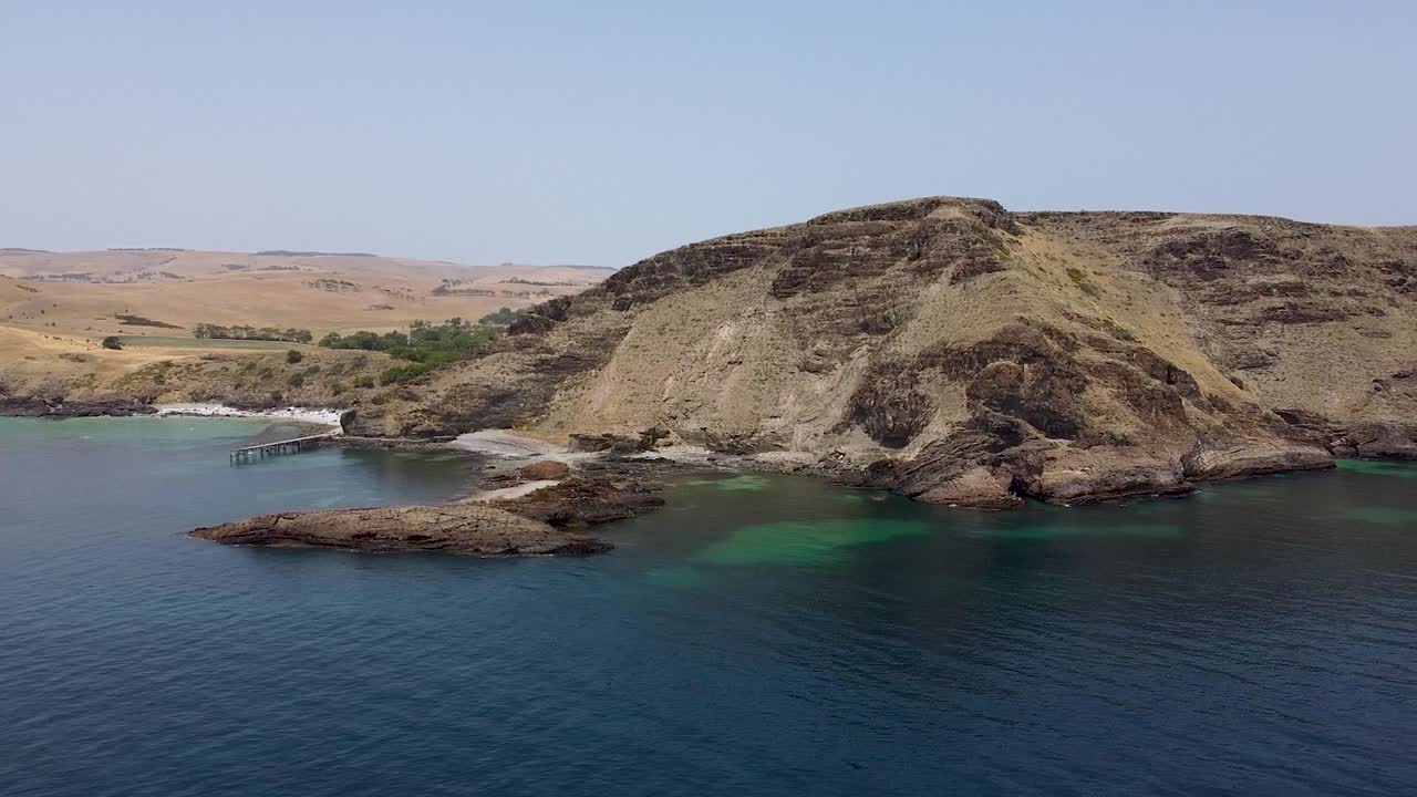 impresionante paisaje de la playa de la bahía rápida con las montañas costeras durante el verano en la península de fleurieu, sur de australia