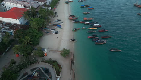 Volando-Sobre-La-Playa-De-Stone-Town-En-Tanzania-Con-Barcos-De-Pescadores-Y-Turistas