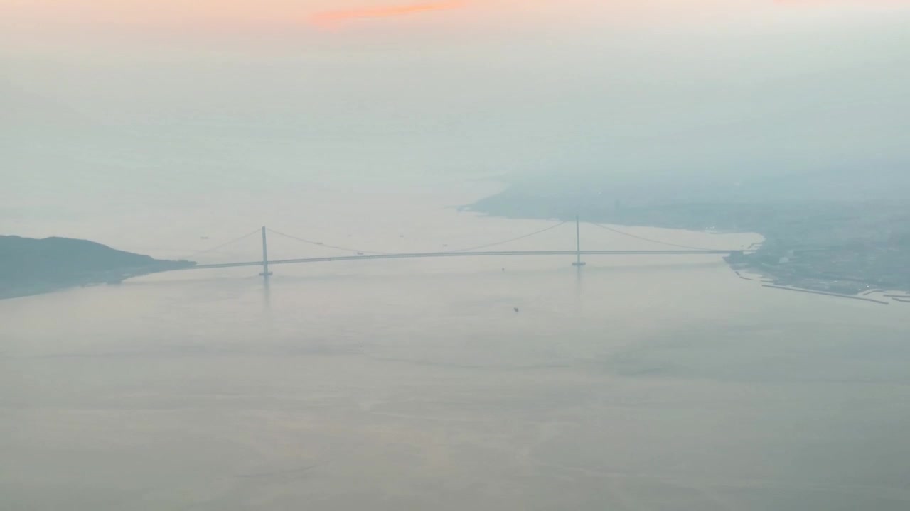 日本でのフライト中に、翼からの景色、空港の運用、空撮風景、雲を映した航空旅行の映像 クリップ 260721 8