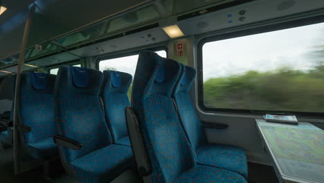 time lapse filmado dentro de un vagón de tren vacío moderno con asientos de mesa y ventanas viena austria