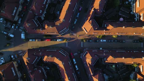 Toma-Aérea-Superior-De-Tejados-Anaranjados-En-El-Popular-Barrio-De-Ámsterdam,-Vogelbuurt.